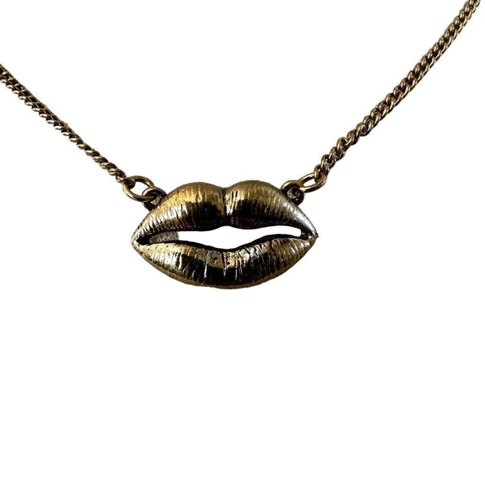 Gold tone lips pendant necklace